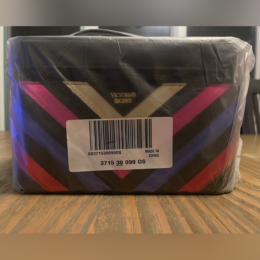 NWT Victoria's Secret Rainbow V Quilt Makeup Train Case Travel Cosmetic Bag - Picture 5 of 8